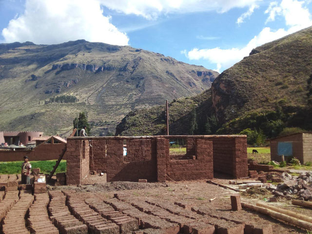 Wawa - Wasi, Bau eines alternativen Ort des Lernes aus Lehm in Pisac, Peru