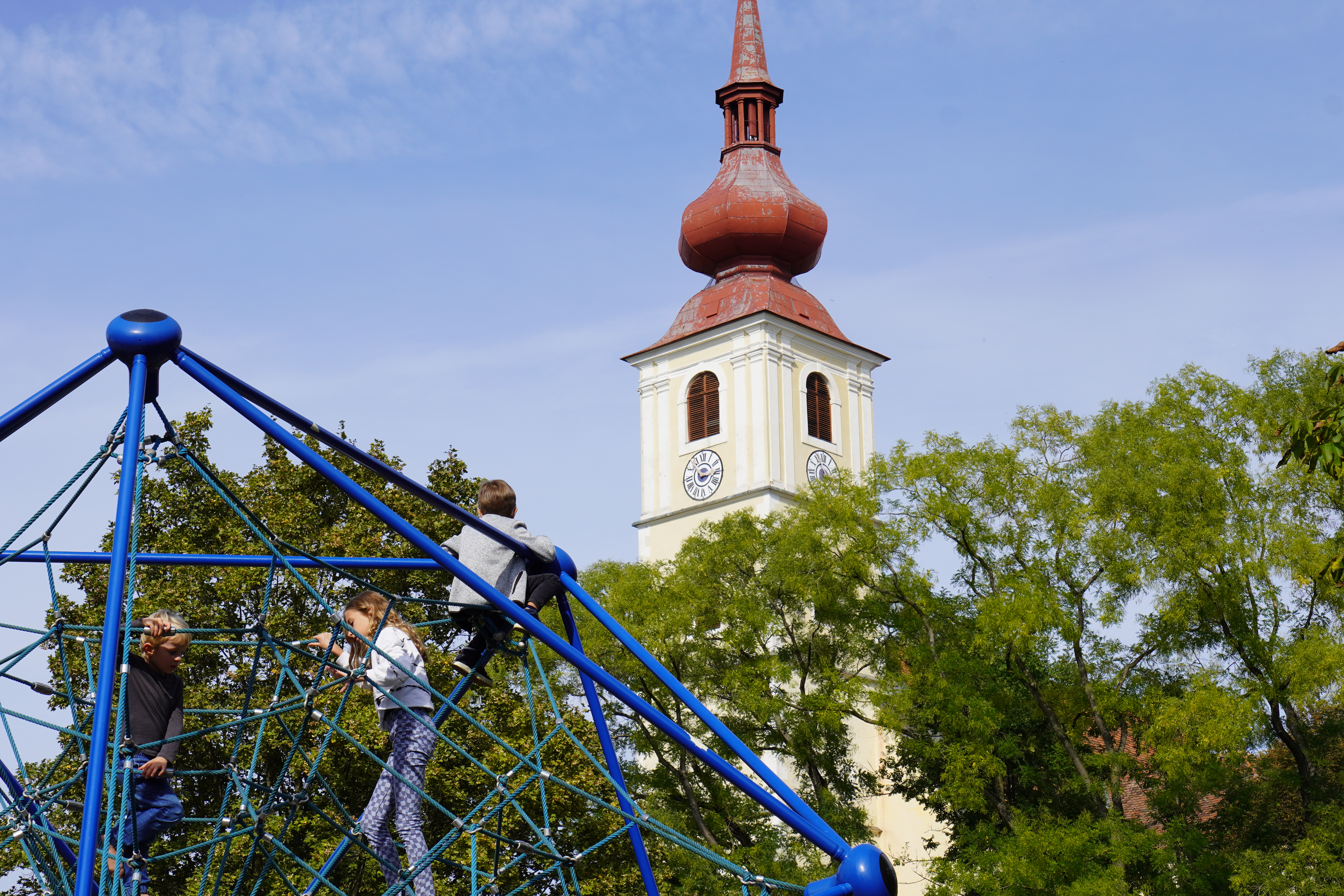 Vor der Tür des NBZ: Blick auf die Kirche vom öffentlichen Park.